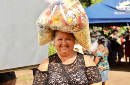 Desarrollo Local entrega 400 bolsas alimentarias a familias de El Salamo y Metalío
