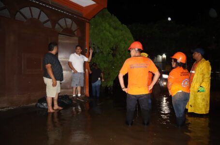 Protección Civil atiende familias afectadas por una inundación generada por lluvia y basura