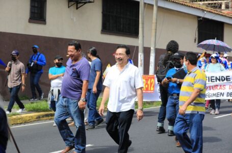 Medardo González, Fortín Magaña, Eugenio Chicas, Lorena Peña y otros protestan por encarcelamiento de pandilleros