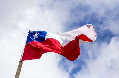 Chilenos asisten a las urnas para aprobar o rechazar nueva constitución
