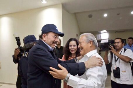 Daniel Ortega entrega la nacionalidad nicaragüense a tres nietos del expresidente Sánchez Cerén