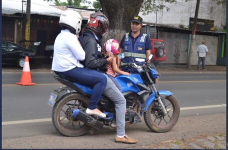 Sancionan a motociclista por circular con tres personas