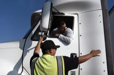 Trabajo convocará a motoristas de vehículos pesados para plazas de entre $500 y $1,500