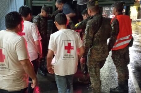 Evacuan a familia en Santa Rosa de  Lima por afectaciones de lluvias