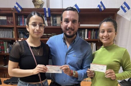 César Godoy entrega becas del mes a jóvenes beneficiarios