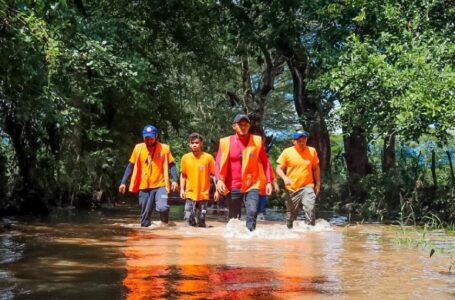 Protección Civil rescata a personas tras inundación en cantón La Canoa, San Miguel