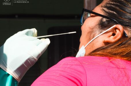 Salud aplica tamizaje comunitario en colonia Zacamil para detectar casos de COVID19