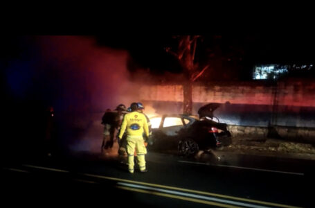 Incendio consume vehículo en las cercanías del INFRAMEN