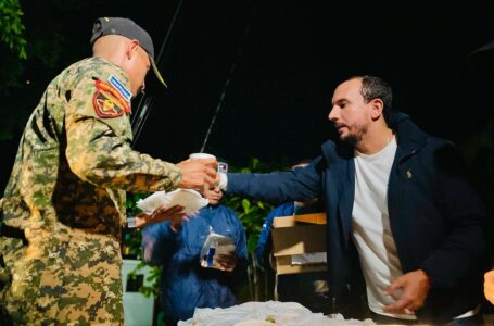 Alcalde César Godoy entrega cenas a elementos de la Fuerza Armada, PNC y trabajadores municipales