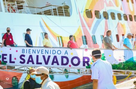 Atraca en El Salvador crucero Norwegian Sun con 2,400 turistas a bordo