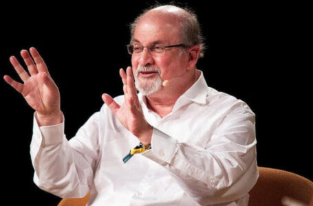 Escritor Salman Rushdie perdió la vista en un ojo tras ataque en Nueva York