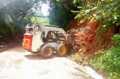 Fovial retira cuatro deslizamientos de tierra en los departamentos de La Paz, Cabañas y San Salvador