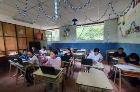 Alcaldía de Zaragoza imparte clases de computación en escuela de comunidad Bendición de Dios