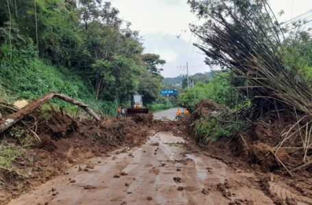 MOP habilita paso de vehículos en calles afectadas por deslizamientos de tierra