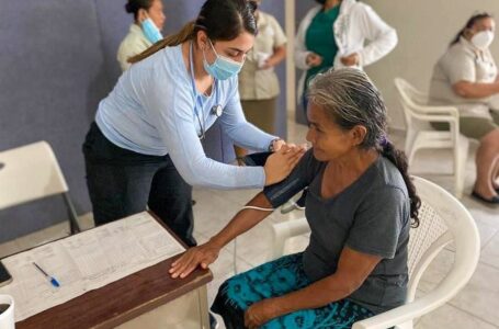 Realizan jornada médica en albergues habilitados para atender a afectados por tormenta Julia