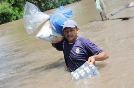 Ministro Castro lleva ayuda a damnificados por lluvias en Oriente