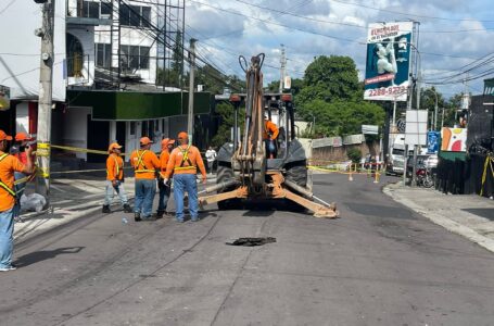 Inician en excavación por cárcava en calle La Reforma de San Salvador