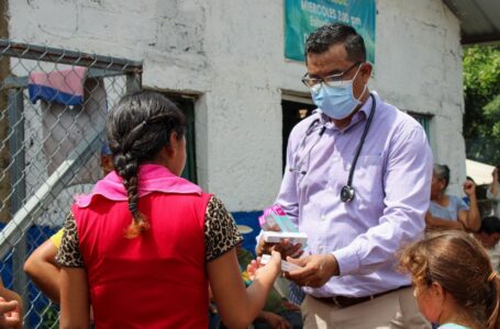 Salud lleva jornada médica a familias de Puerto Parada