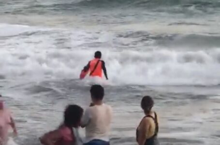 Guardavidas rescatan de ahogarse a hombre en playa El Majahual
