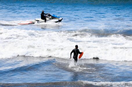 Guardavidas de Protección Civil rescatan a surfista en playa El Zonte