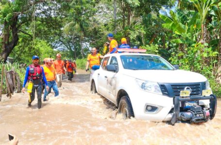 Protección Civil sigue rescantando a salvadoreños de zonas inundadas