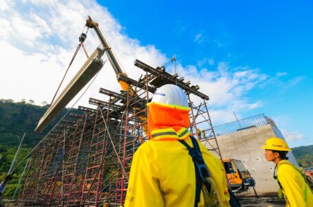 Ministro de Obras Públicas verifica instalación de vigas para paso desnivel de Sacacoyo