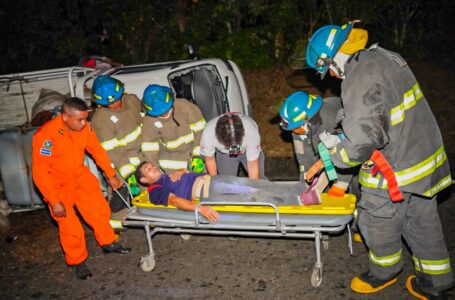 Liberan y trasladan a un hospital a lesionado en accidente en Chalatenango