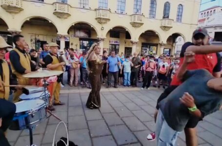 Sujeto agrede a hombre mayor que bailaba en la plaza Libertad por «arruinarle» video