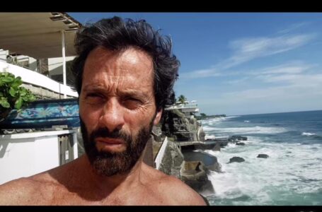 Actor colombiano del rodaje Luciérnagas en El Mozote elogia una de las playas de El Salvador