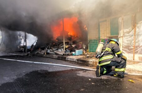 Bomberos sofocó incendio en una chatarrera en San Salvador