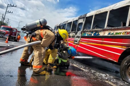 Sofocan incendio de un autobús cerca del desvío a Izalco