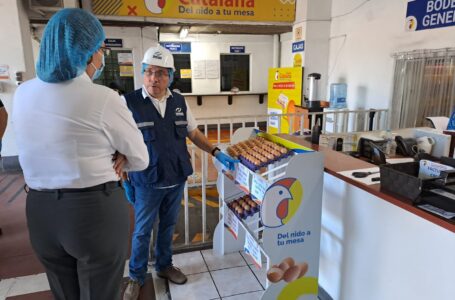 Defensoría del Consumidor verifica cumplimiento de medidas ante la inflación en distribuidora de huevos