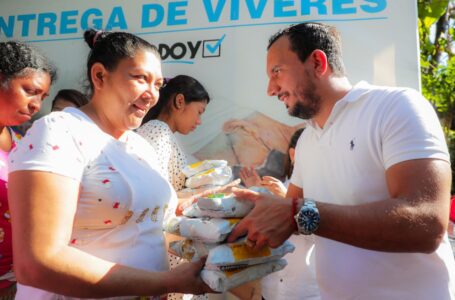 Alcalde Godoy entrega leche en polvo a 100 familias de Zaragoza