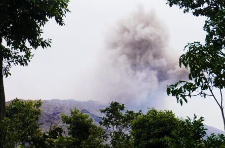 Análisis de ceniza y sismicidad no prevé erupción mayor en volcán Chaparrastique