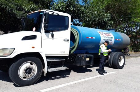 Ubican a un camión cisterna que circulaba con llantas lisas