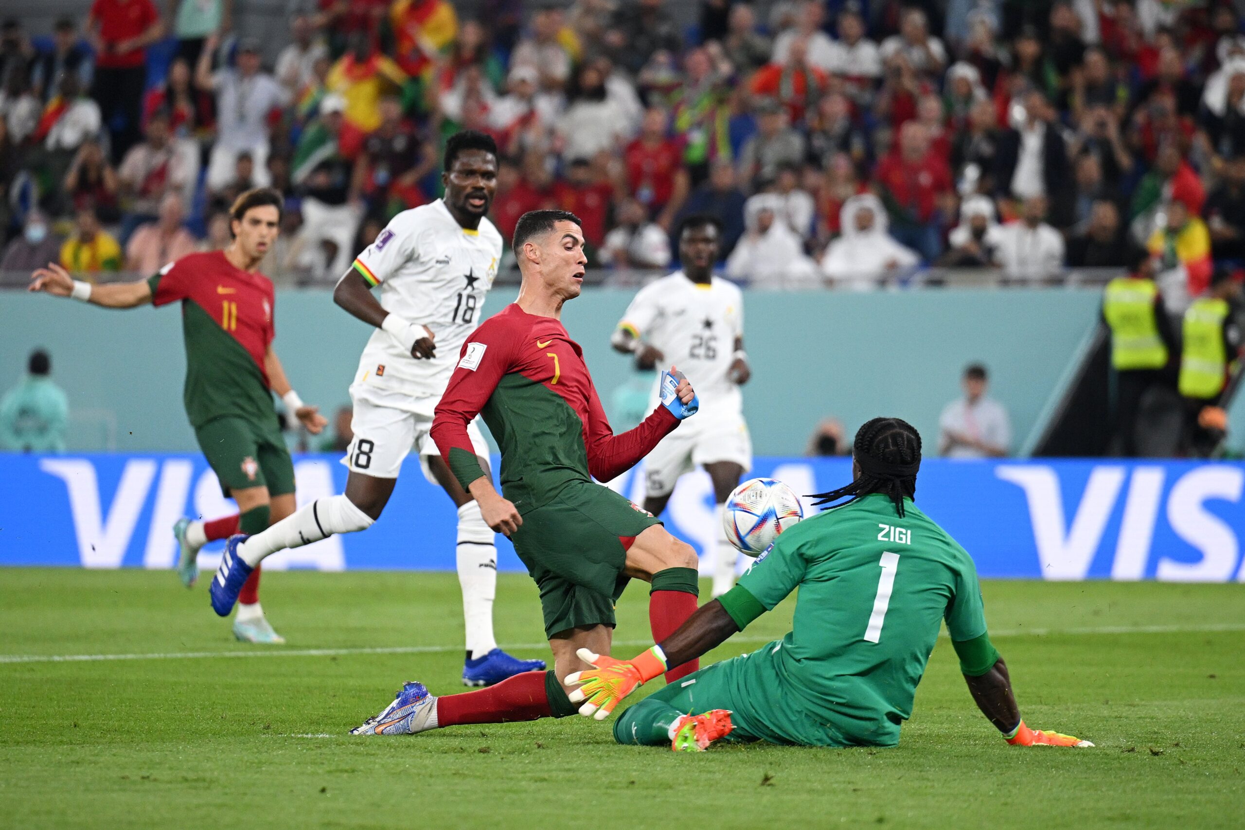 Portugal y Cristiano inician con victoria sufrida en Catar
