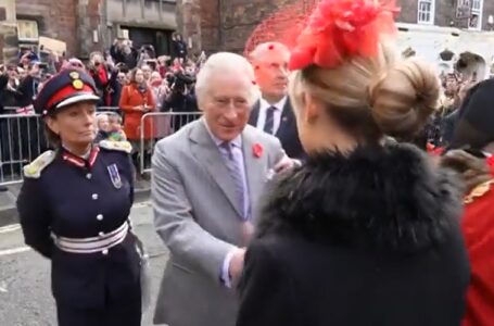 Rey Carlos III es agredido con huevos durante inauguración de una estatua de la reina Isabel II