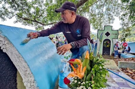 Alcaldía de Zaragoza pintó tumbas gratis e hidrató a personas que visitaron el cementerio general