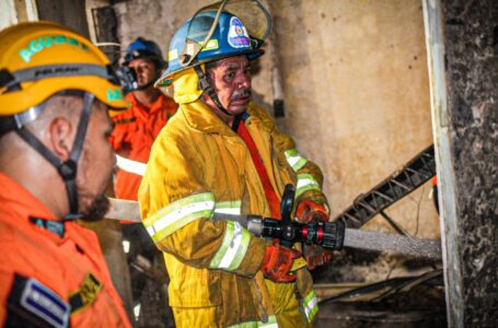 Protección Civil y Cuerpo de Bomberos atienden incendio estructural en colonia 10 de septiembre
