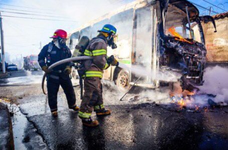 Bomberos sofocan incendio de autobús en ciudad de San Miguel