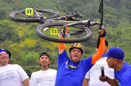 FOVIAL y MOP rifan bicicletas entre participantes de Pedaleada
