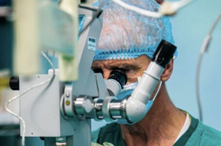 En jornada oftalmológica, 40 adultos mayores recuperan la visión