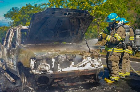 Sofocan incendio de vehículo en Santa Rosa Guachipilín, Santa Ana