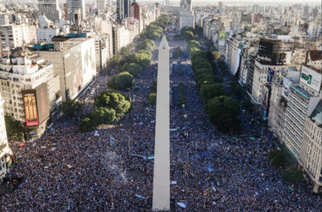 Auténtica locura en el Obelisco de Buenos Aires tras el triunfo de la albiceleste