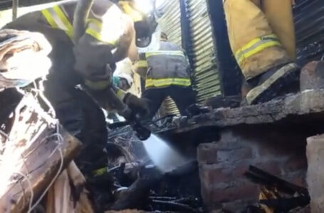 Bomberos extinguen incendio de vivienda en lotificación Santa Anita