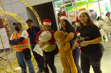 Con villancicos navideños, CEPA recibe a turistas en Aeropuerto Internacional Monseñor Oscar Romero