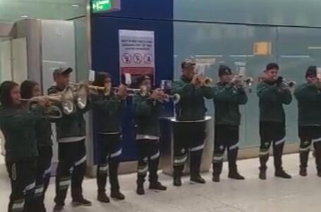 Banda musical salvadoreña toca en el aeropuerto de Londres