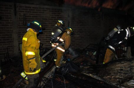 Bomberos sofocan incendio en una vivienda de la colonia Monserrat de Santa Ana