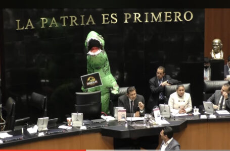 Senadora mexicana irrumpe en el congreso vestida de dinosaurio
