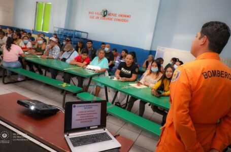 Bomberos intensifica capacitación de comerciantes que van a vender productos pirotécnicos